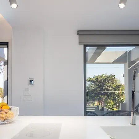 Akonizia Luxury House - With Private Heated Pool And Jacuzzi בית נופש